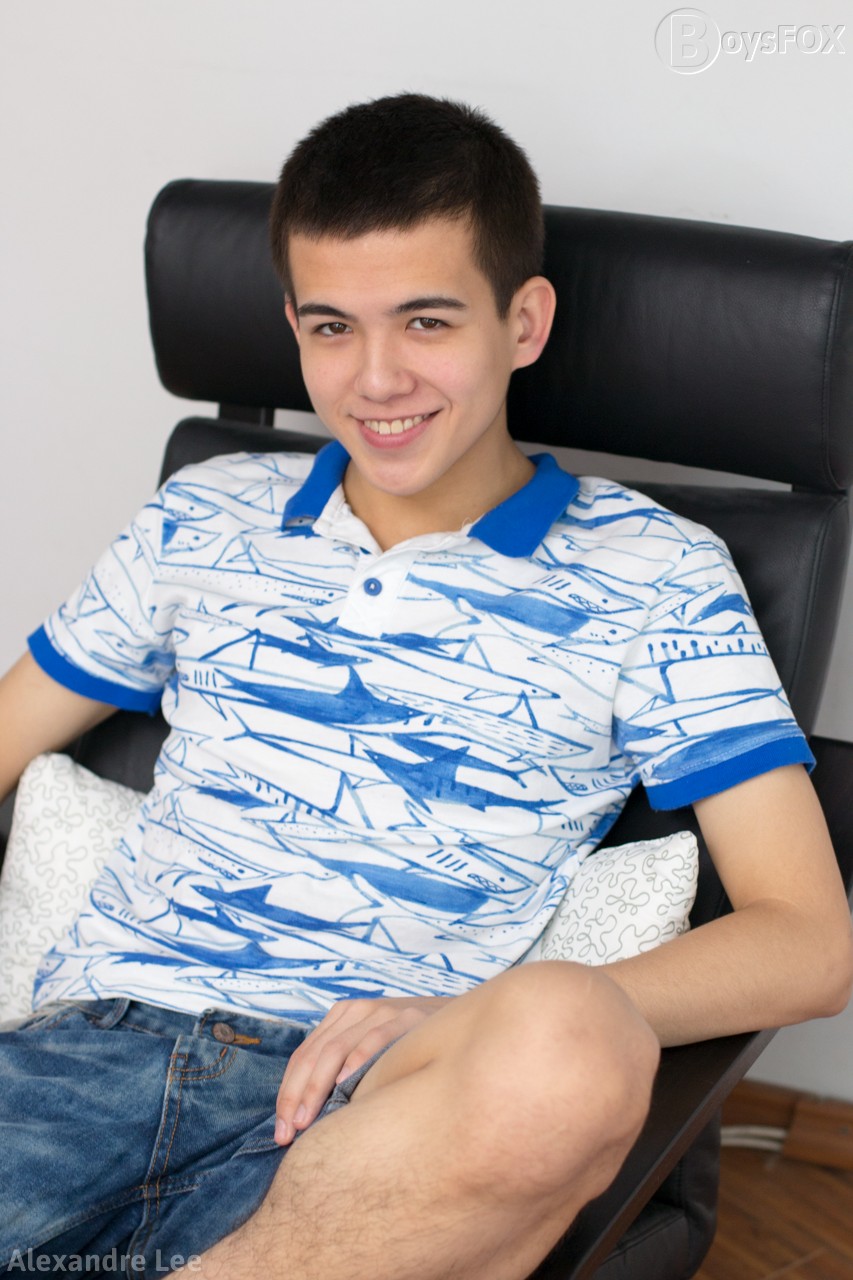 Adorable twink Alexandre Lee wanks for the boys
