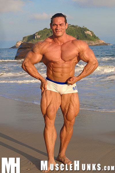 Latin bodybuilder Tito Ortiz posing.